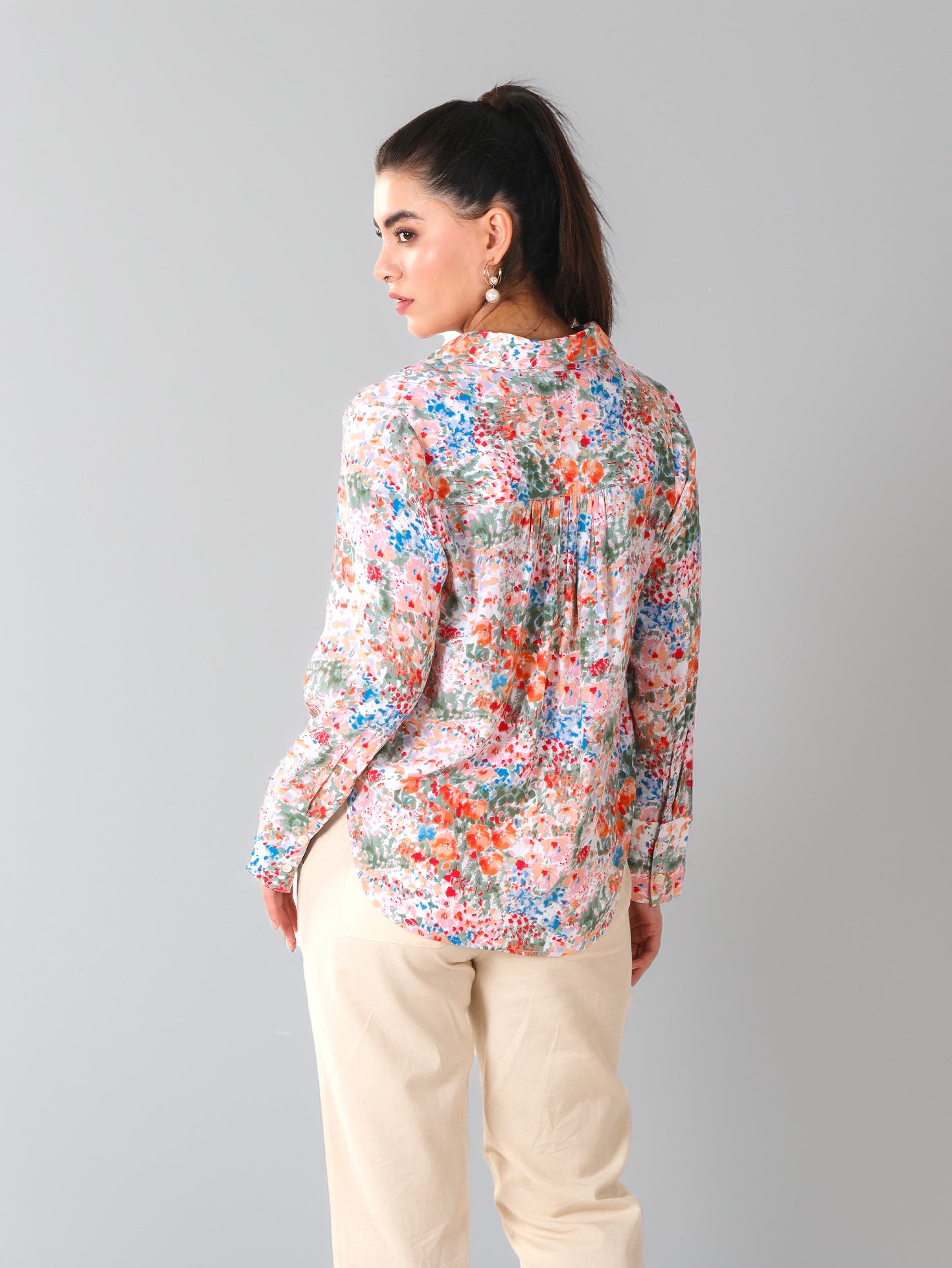 Camisa con estampado floral abstracto multicolor
