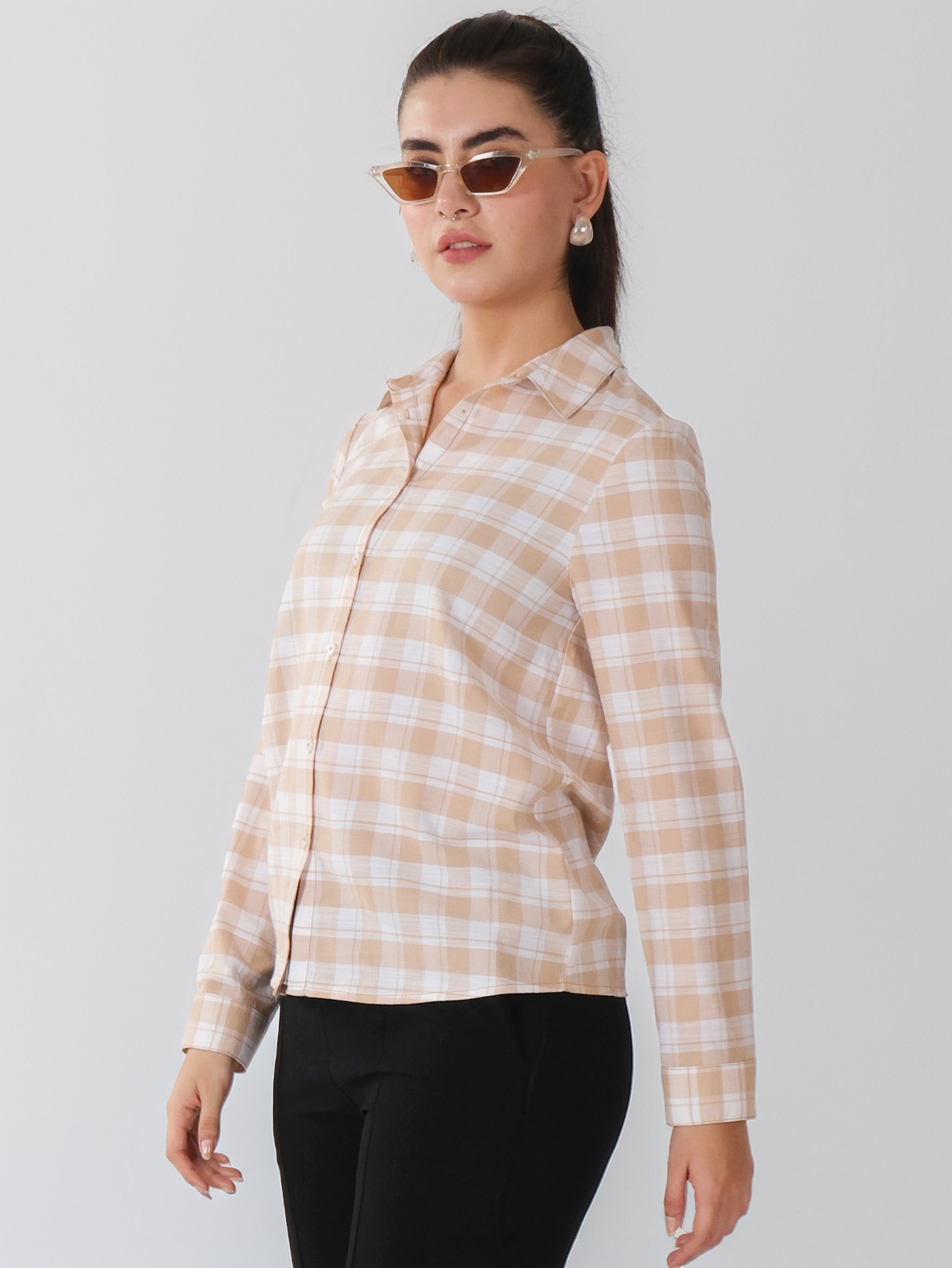 Chemise en coton à carreaux beiges et blancs