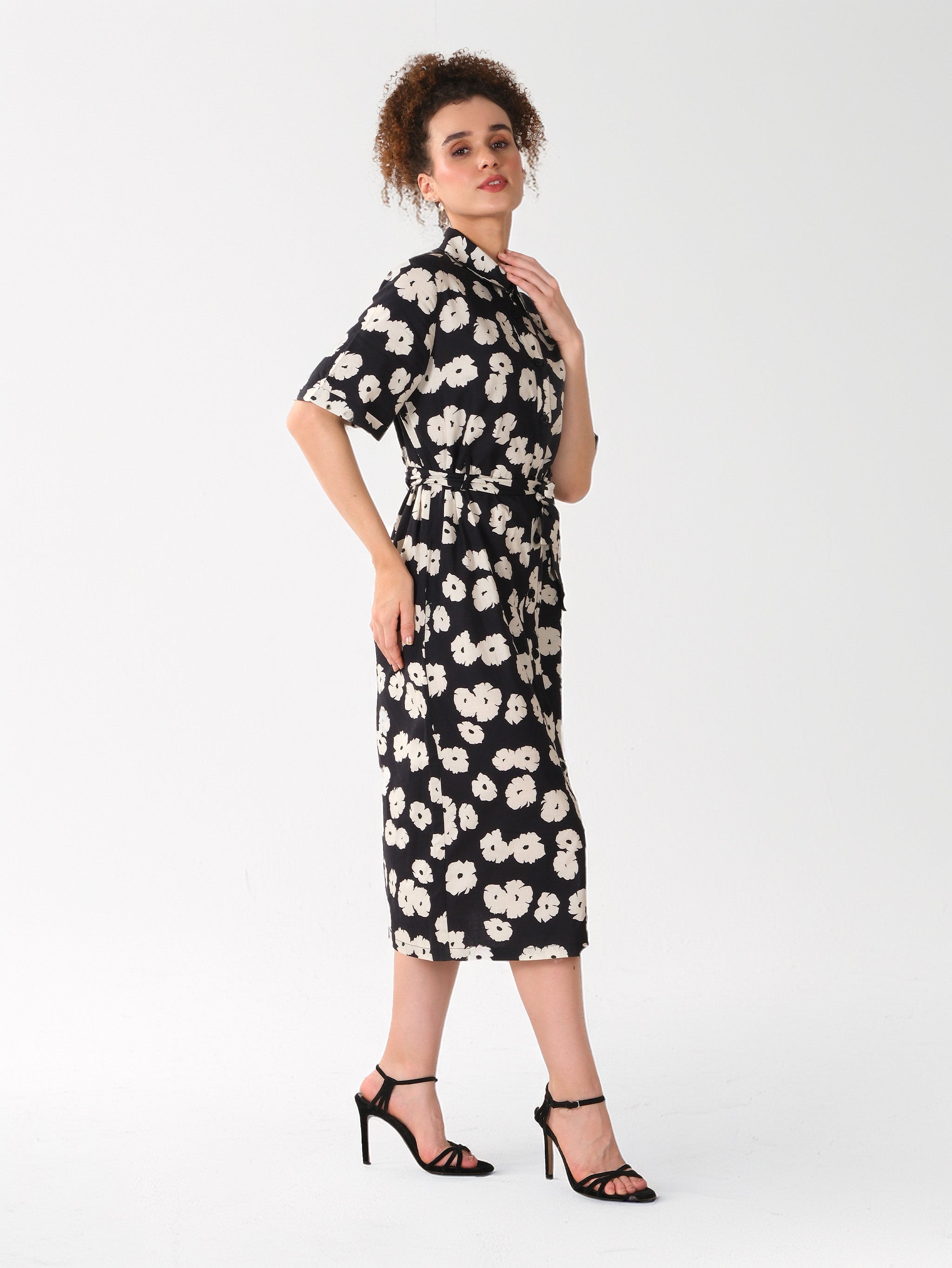 Robe chemise midi imprimée à fleurs noires et ivoire