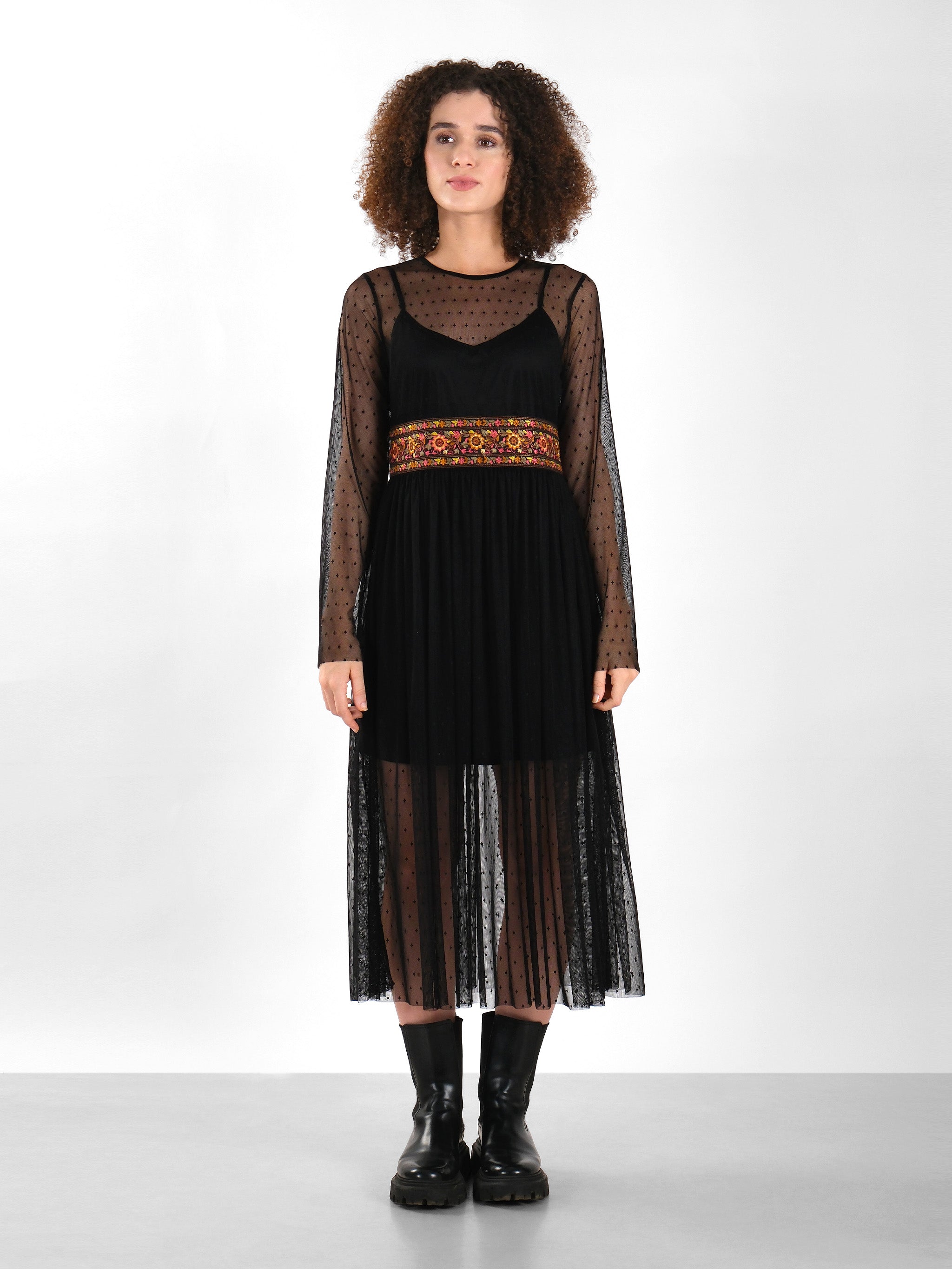 Robe noire en tulle transparent brodée à la taille