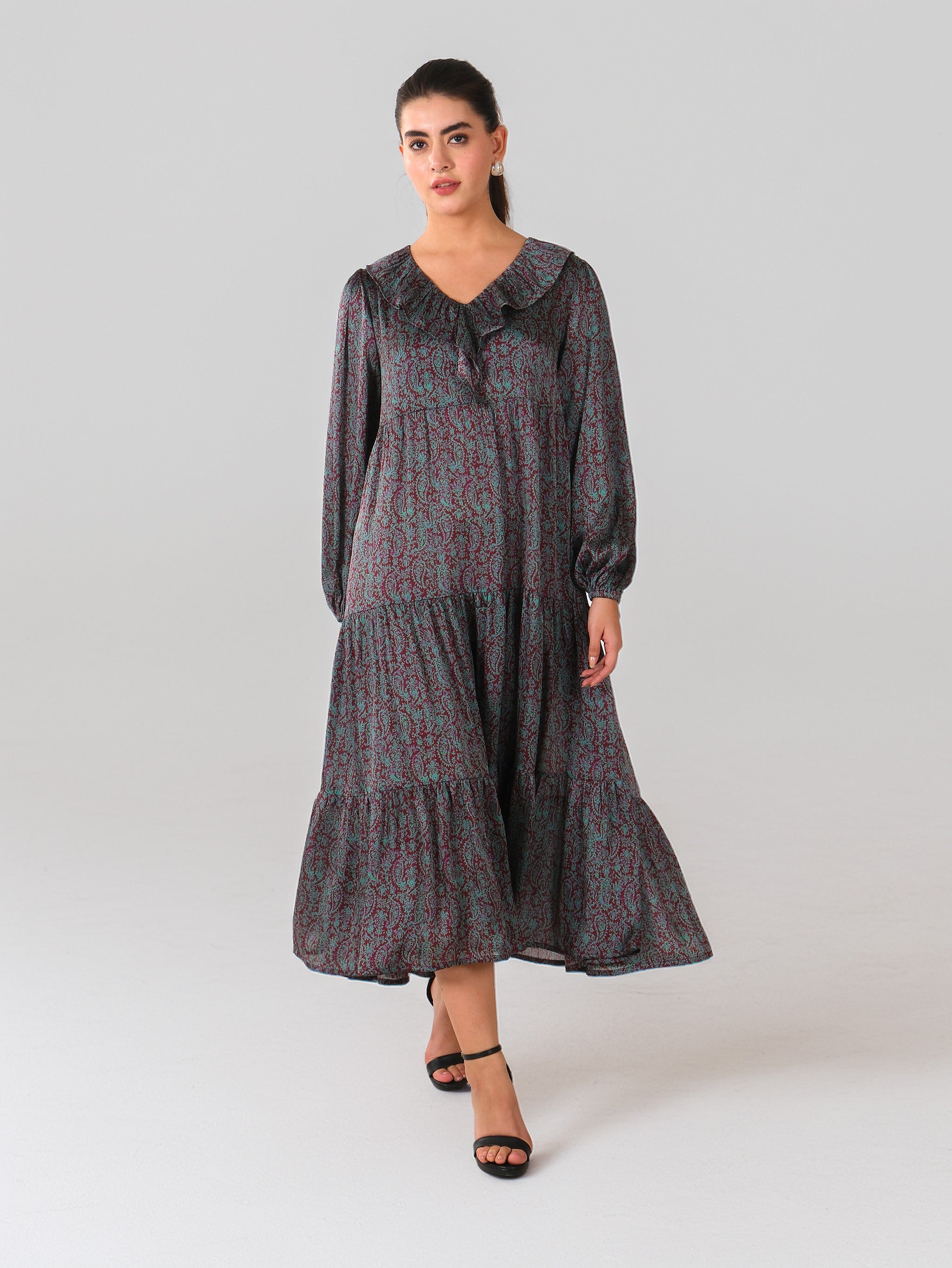 Robe longue à imprimé cachemire et col à volants
