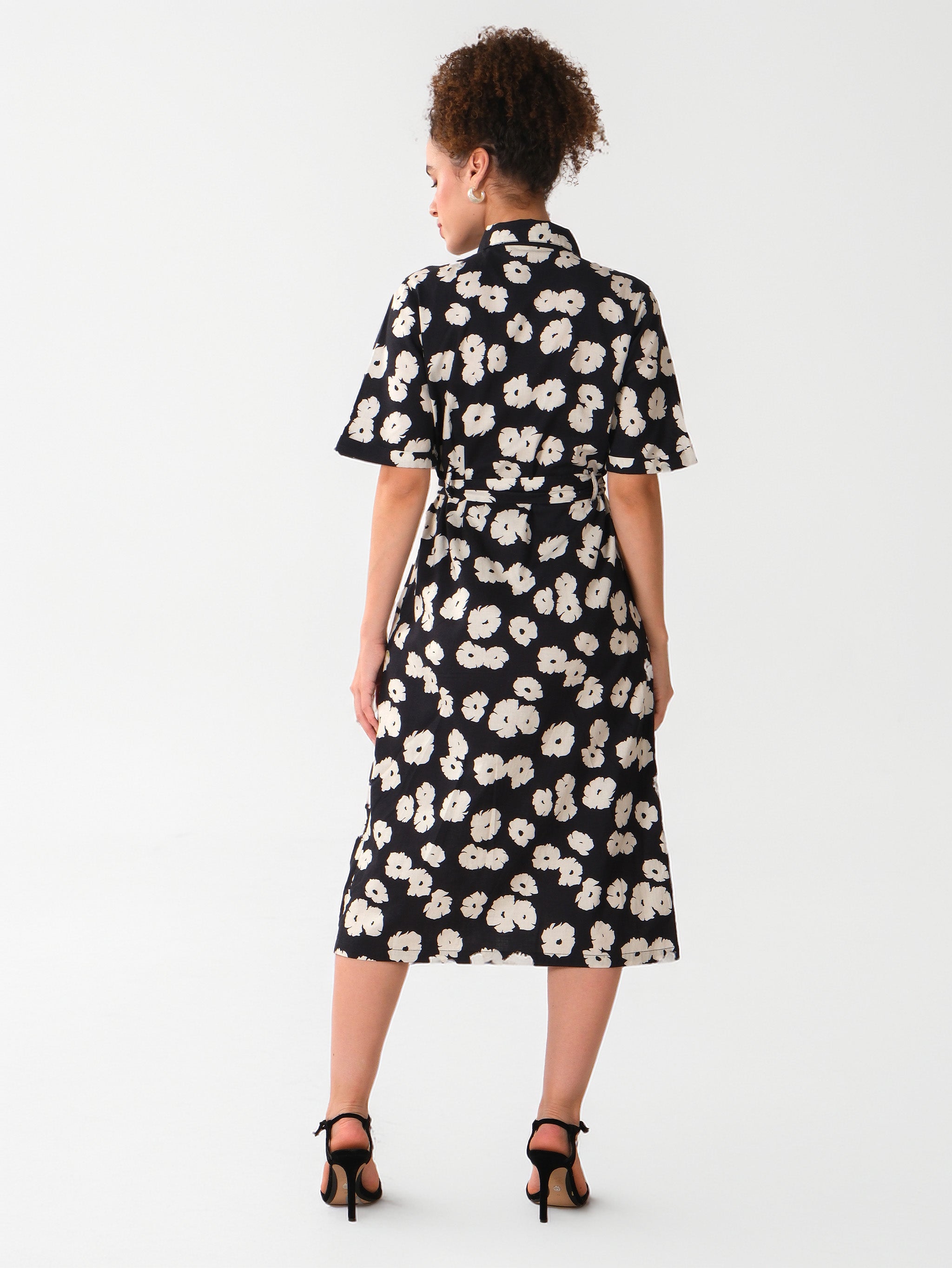 Robe chemise midi imprimée à fleurs noires et ivoire