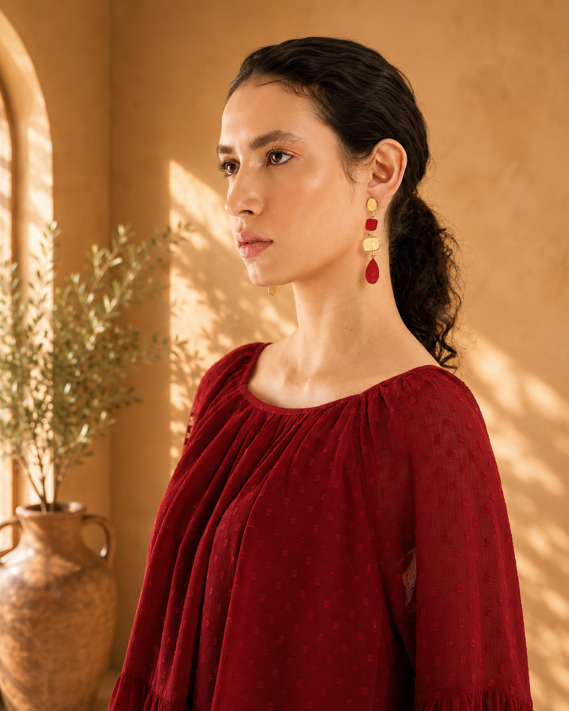 Top peplum con mangas con volantes en color rojo vino