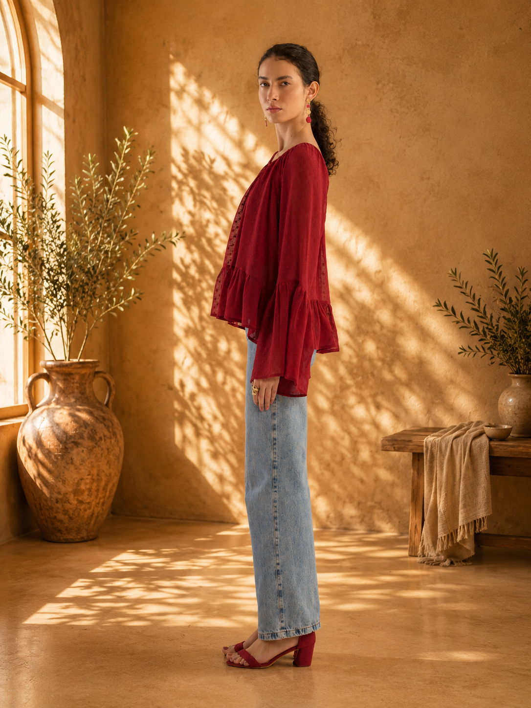 Top peplum con mangas con volantes en color rojo vino