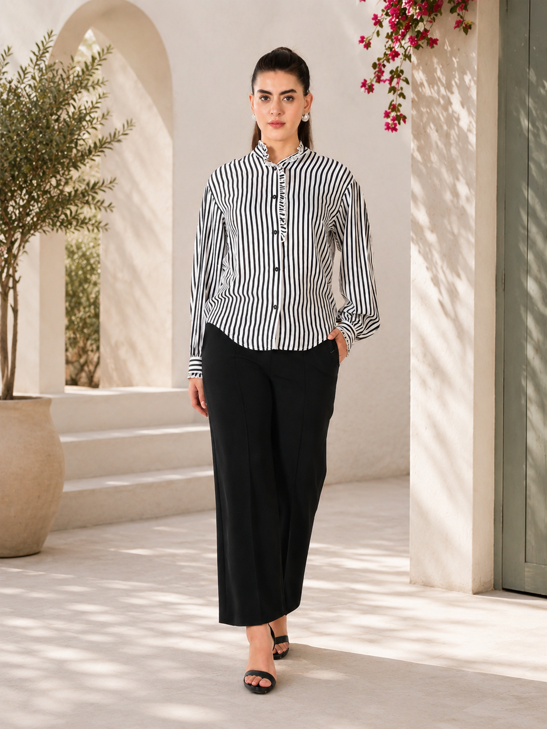 Chemise à rayures verticales noires et blanches et col à volants