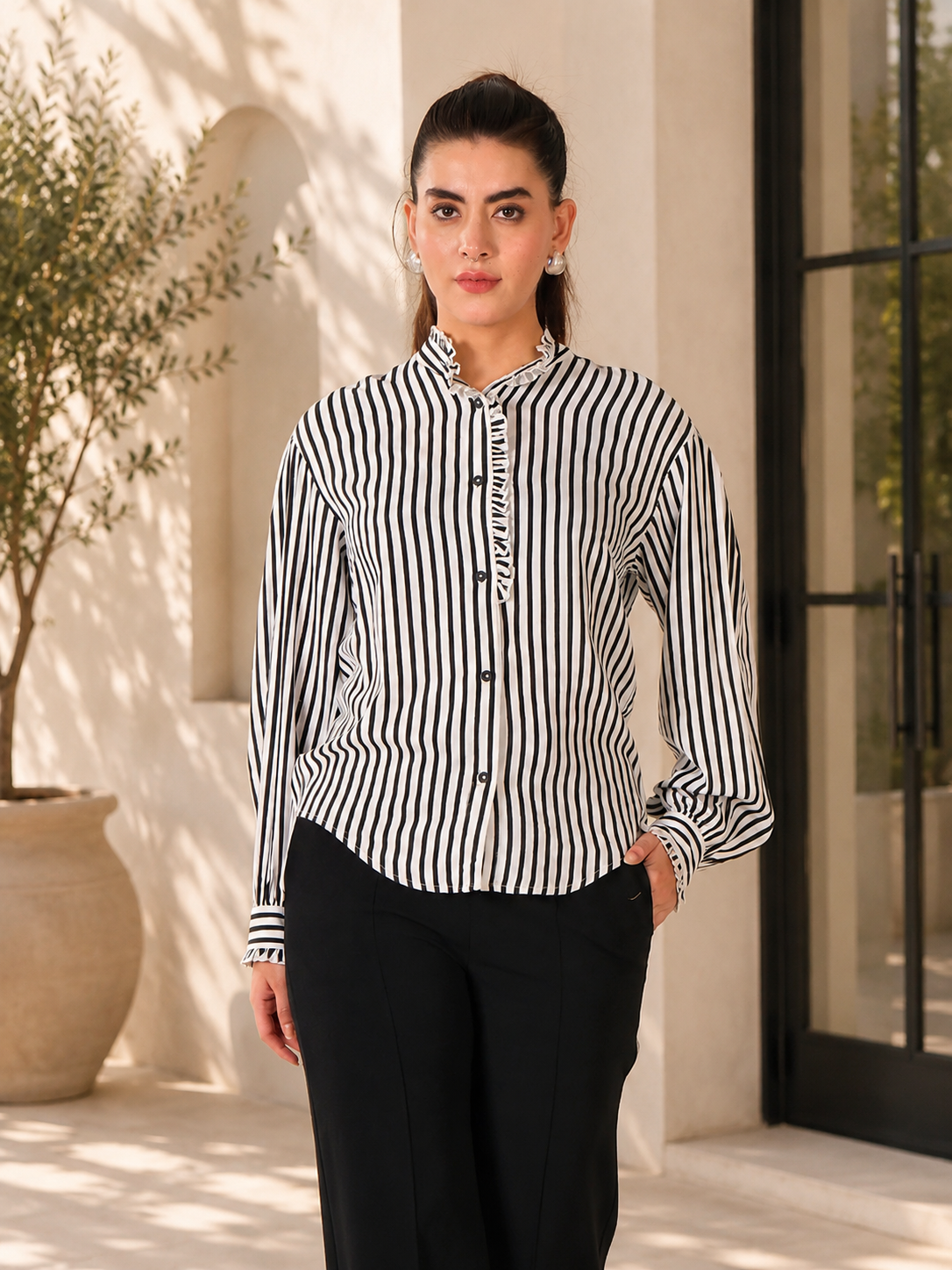 Camisa con cuello con volantes y rayas verticales en blanco y negro