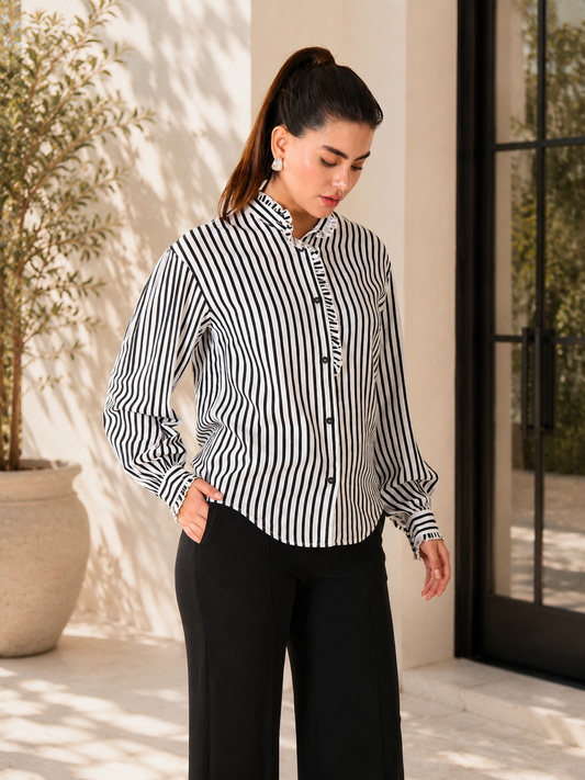 Camisa con cuello con volantes y rayas verticales en blanco y negro
