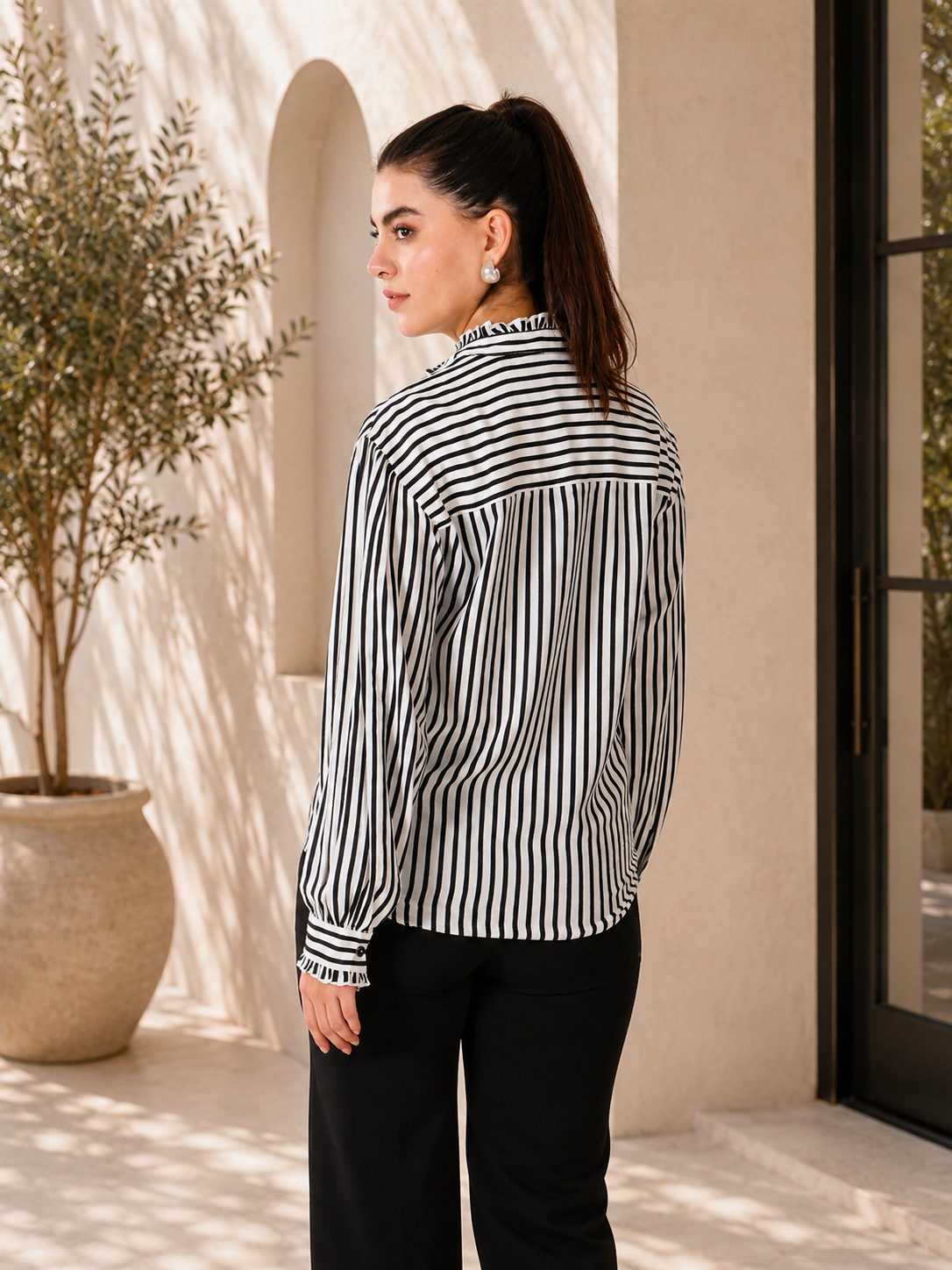 Camisa con cuello con volantes y rayas verticales en blanco y negro