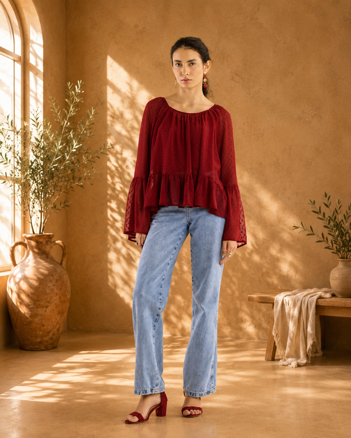 Top peplum con mangas con volantes en color rojo vino