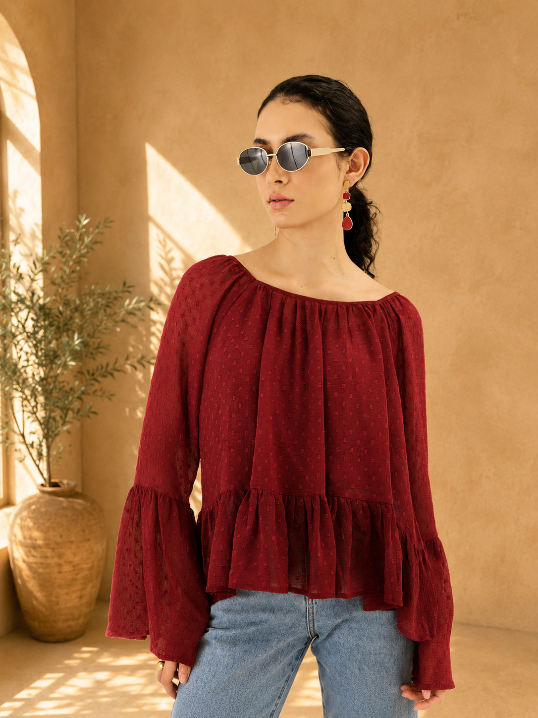 Top peplum con mangas con volantes en color rojo vino