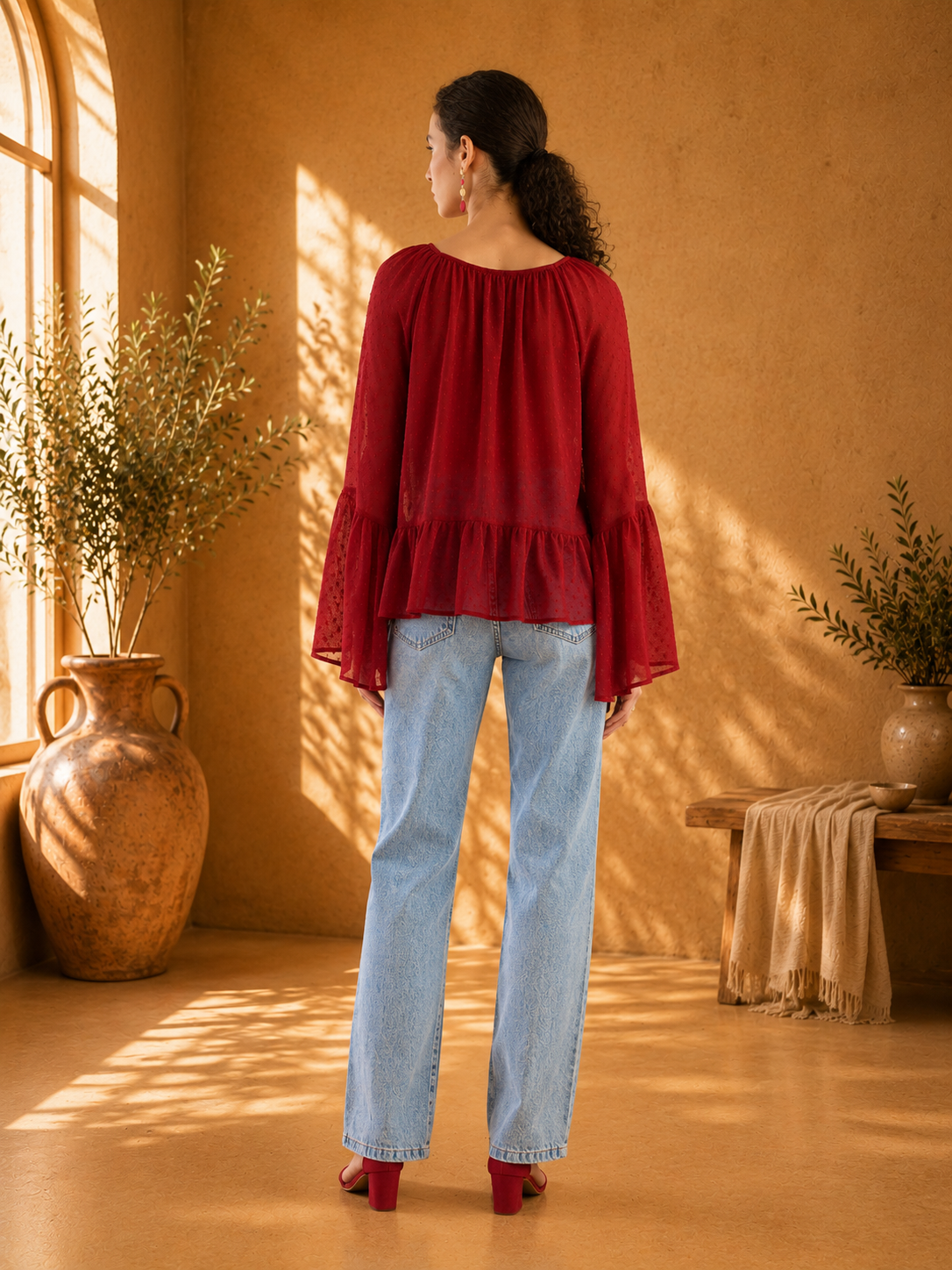 Top peplum con mangas con volantes en color rojo vino