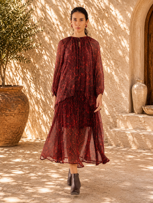 Vestido midi plisado con estampado paisley en tono ladrillo quemado