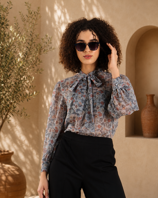 Blusa floral transparente con lazo en el cuello