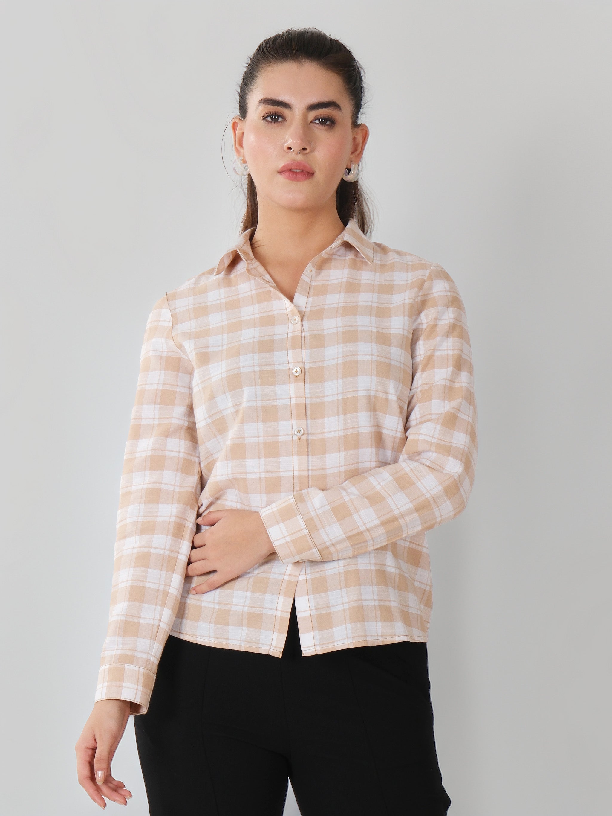 Chemise en coton à carreaux beiges et blancs