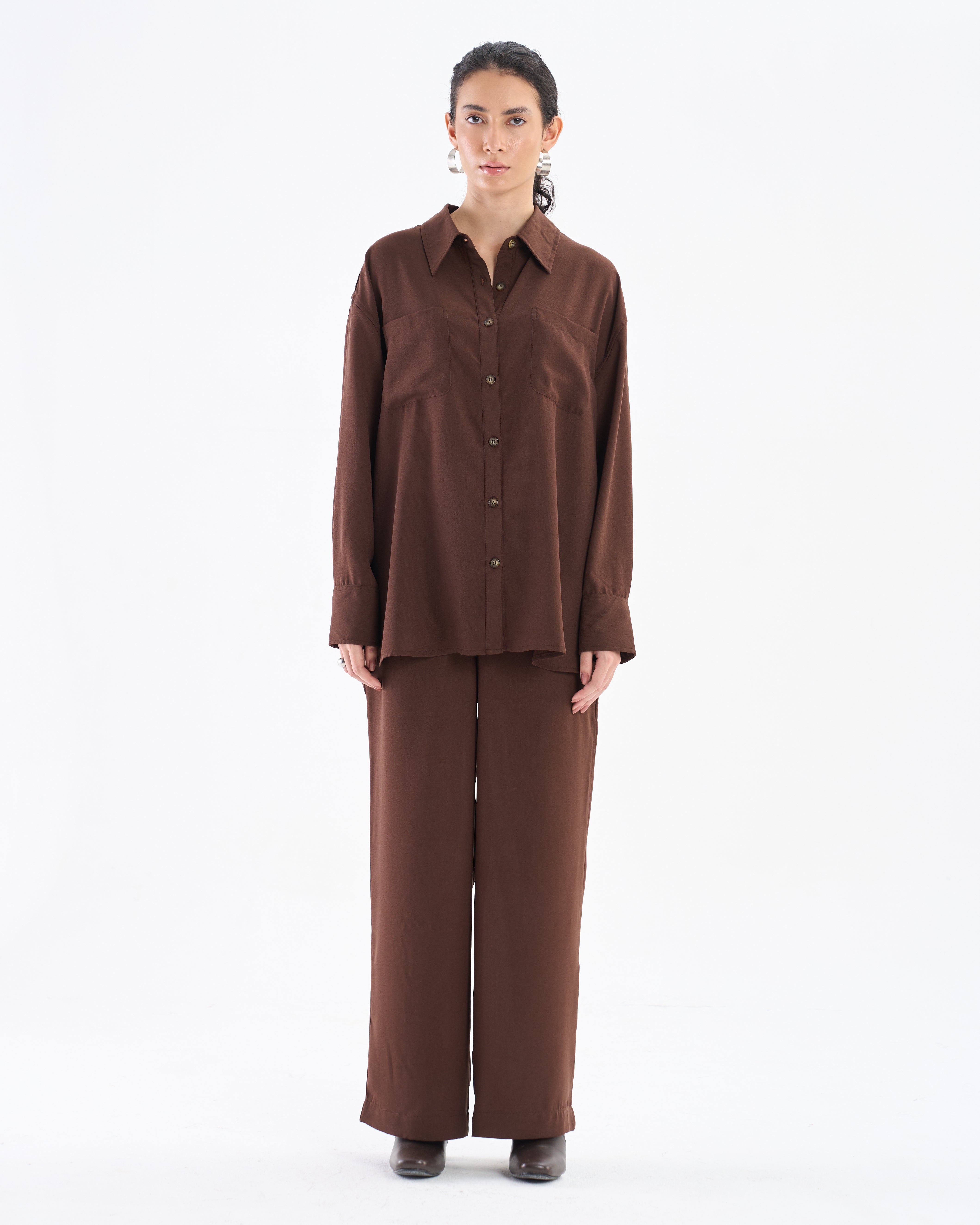 Conjunto marrón cacao con camisa holgada y pantalones anchos