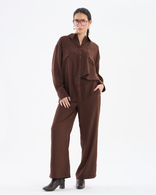 Conjunto marrón cacao con camisa holgada y pantalones anchos