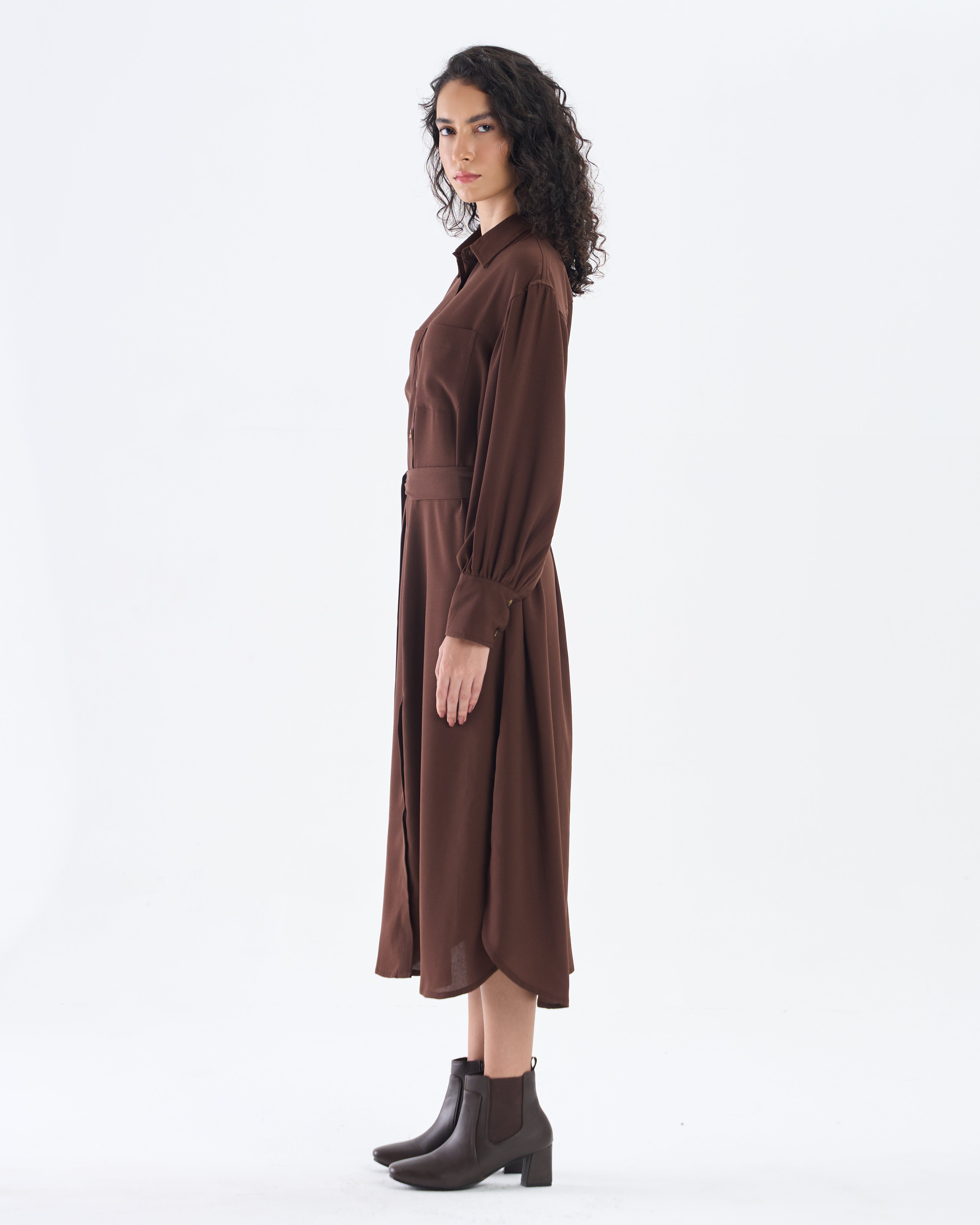 Vestido camisero con cinturón en color marrón cacao