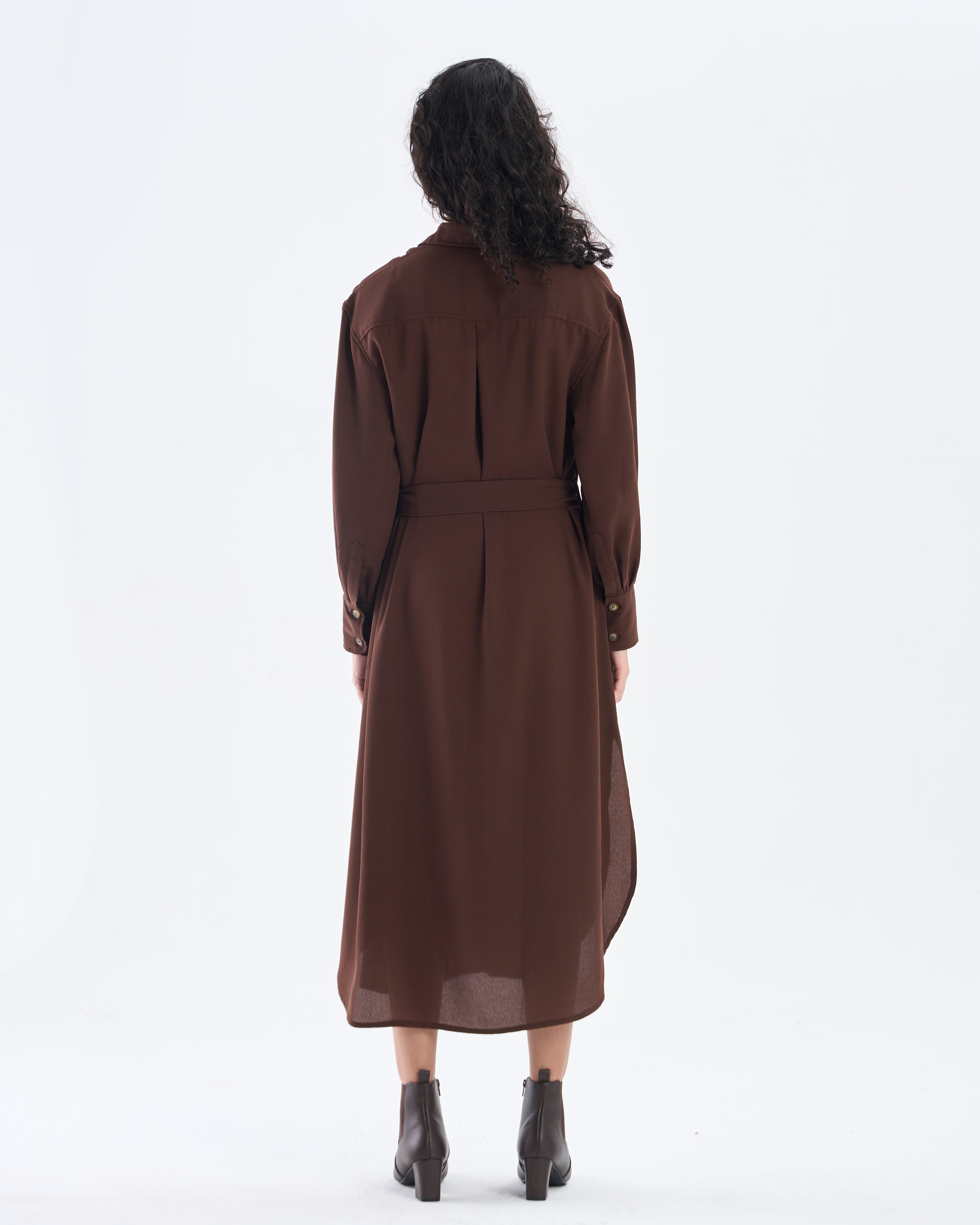 Vestido camisero con cinturón en color marrón cacao