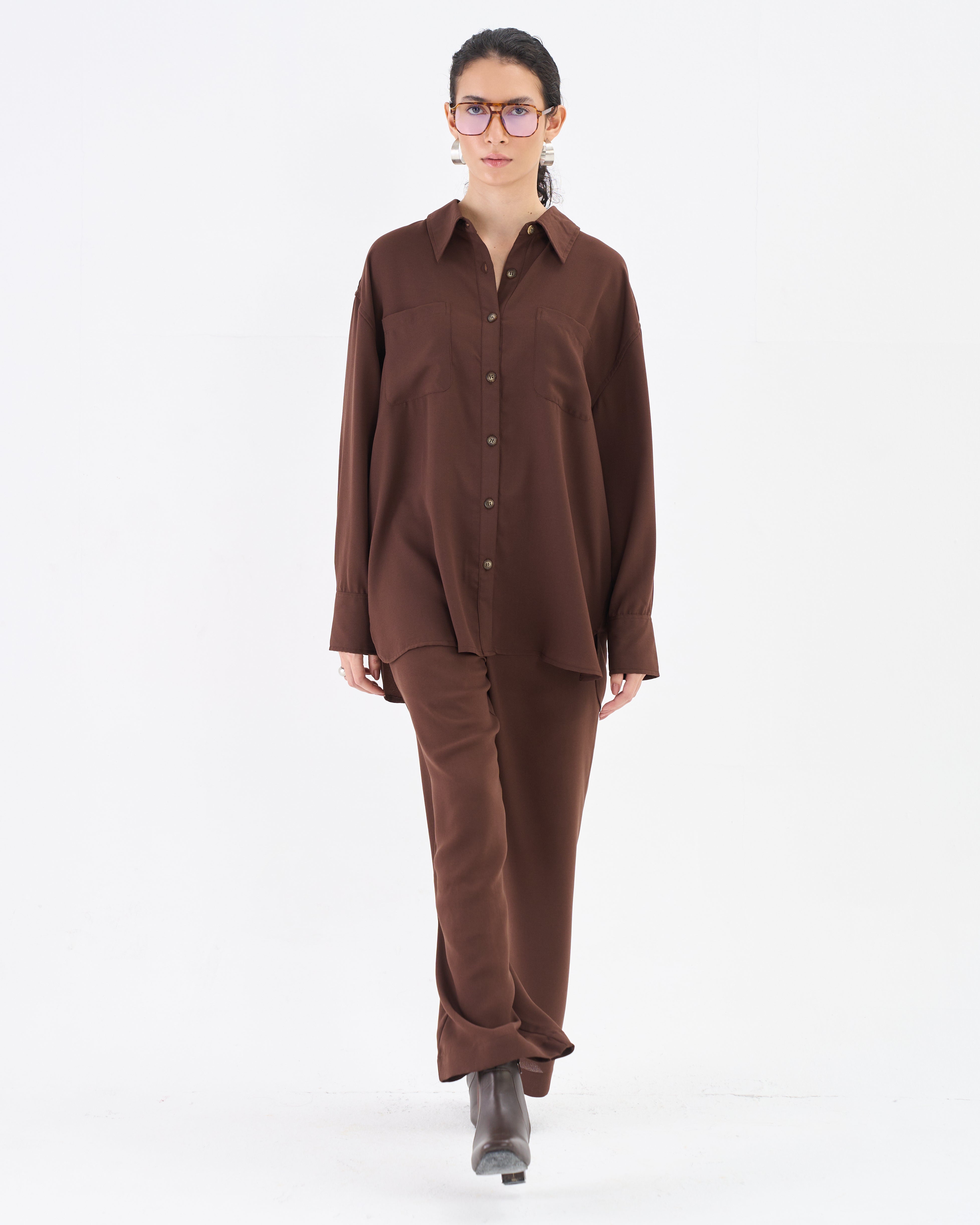 Conjunto marrón cacao con camisa holgada y pantalones anchos