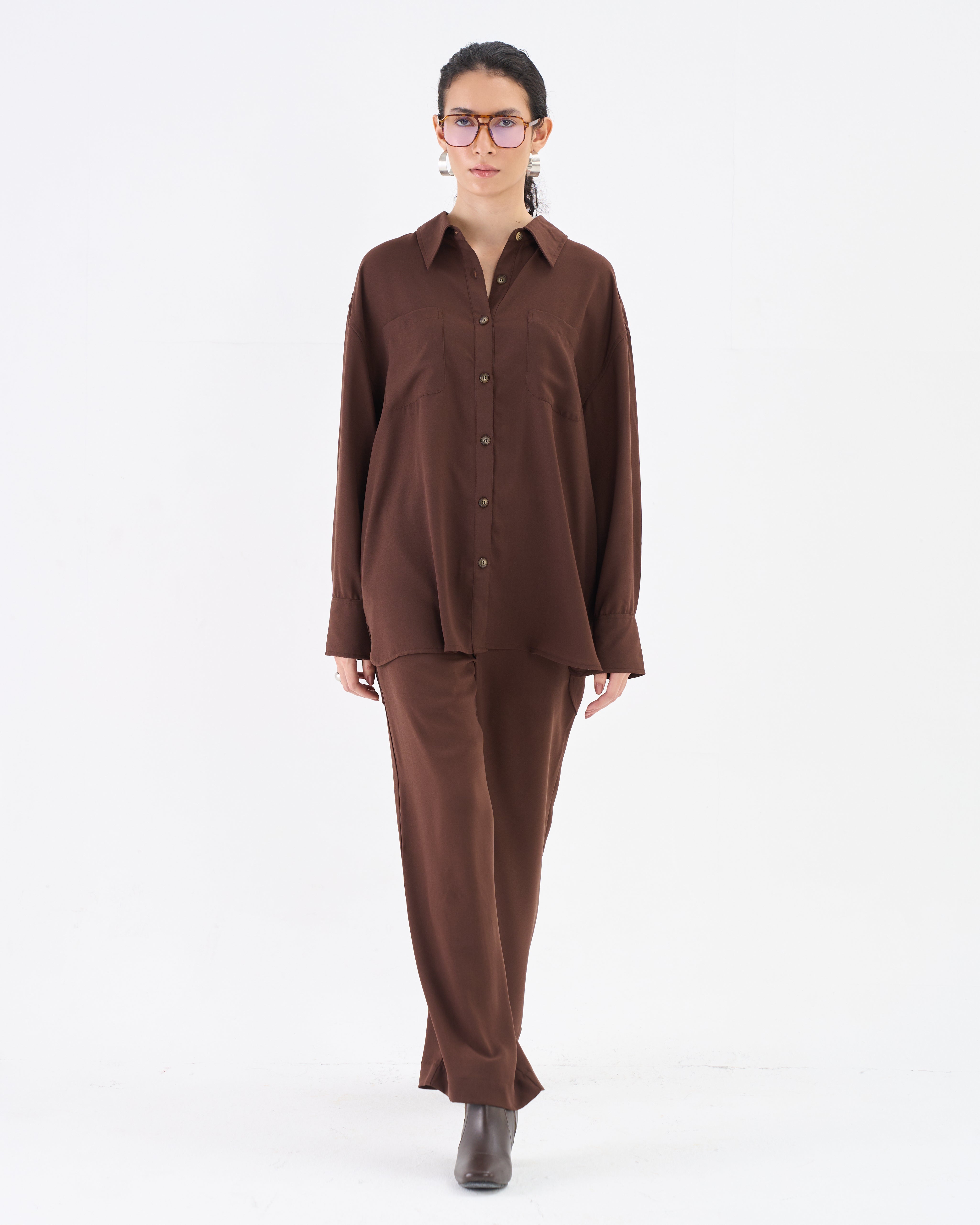 Conjunto marrón cacao con camisa holgada y pantalones anchos