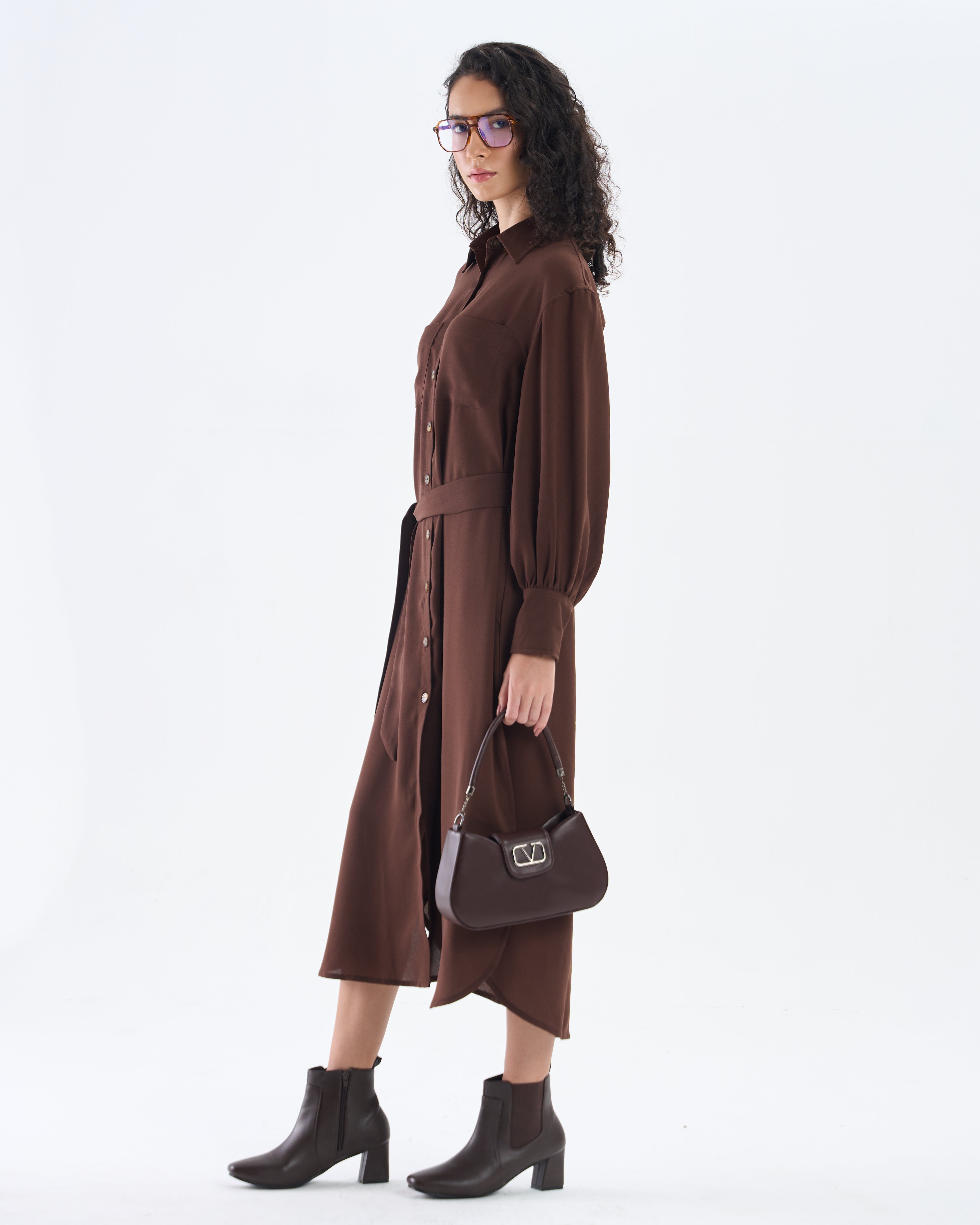 Vestido camisero con cinturón en color marrón cacao