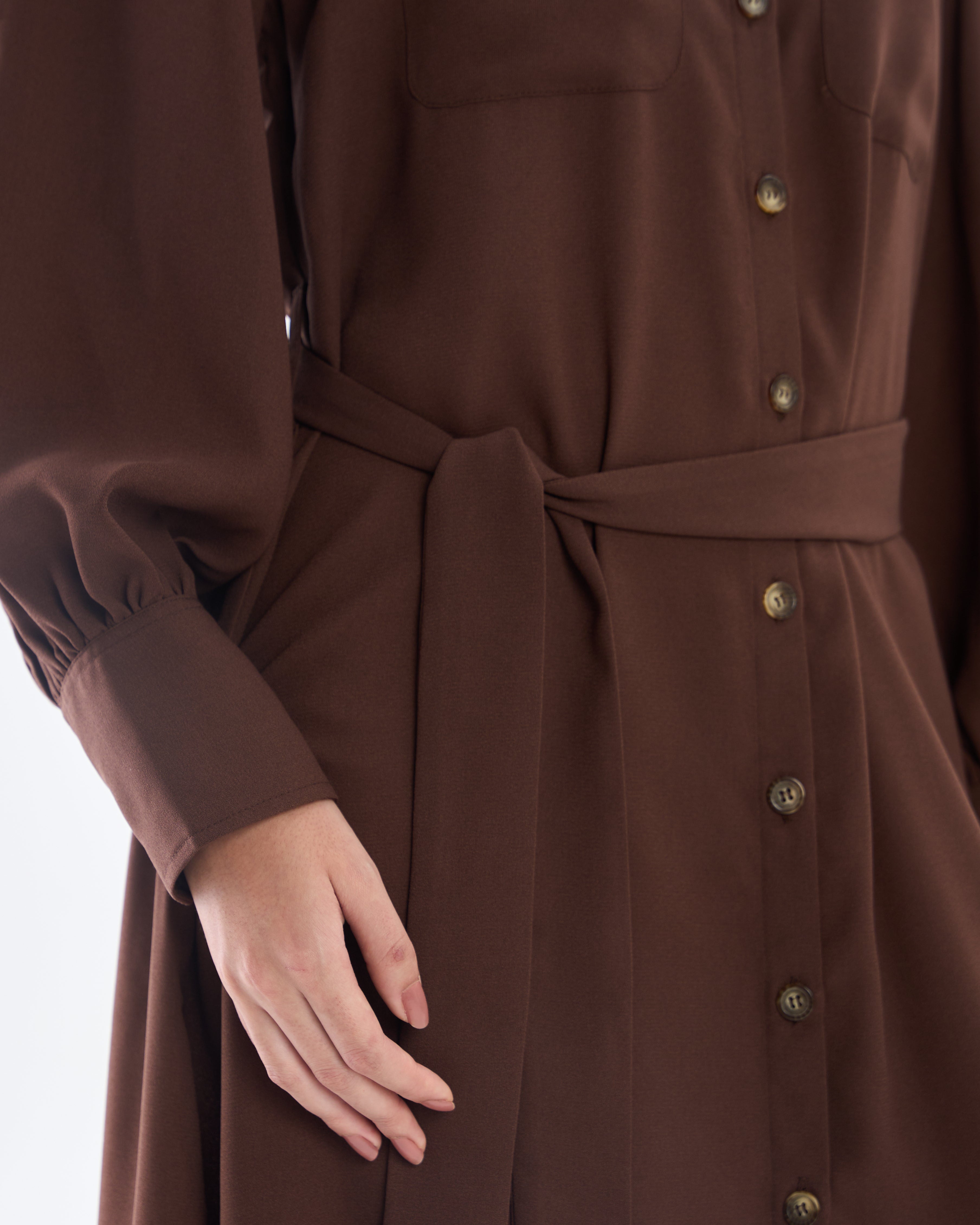 Vestido camisero con cinturón en color marrón cacao