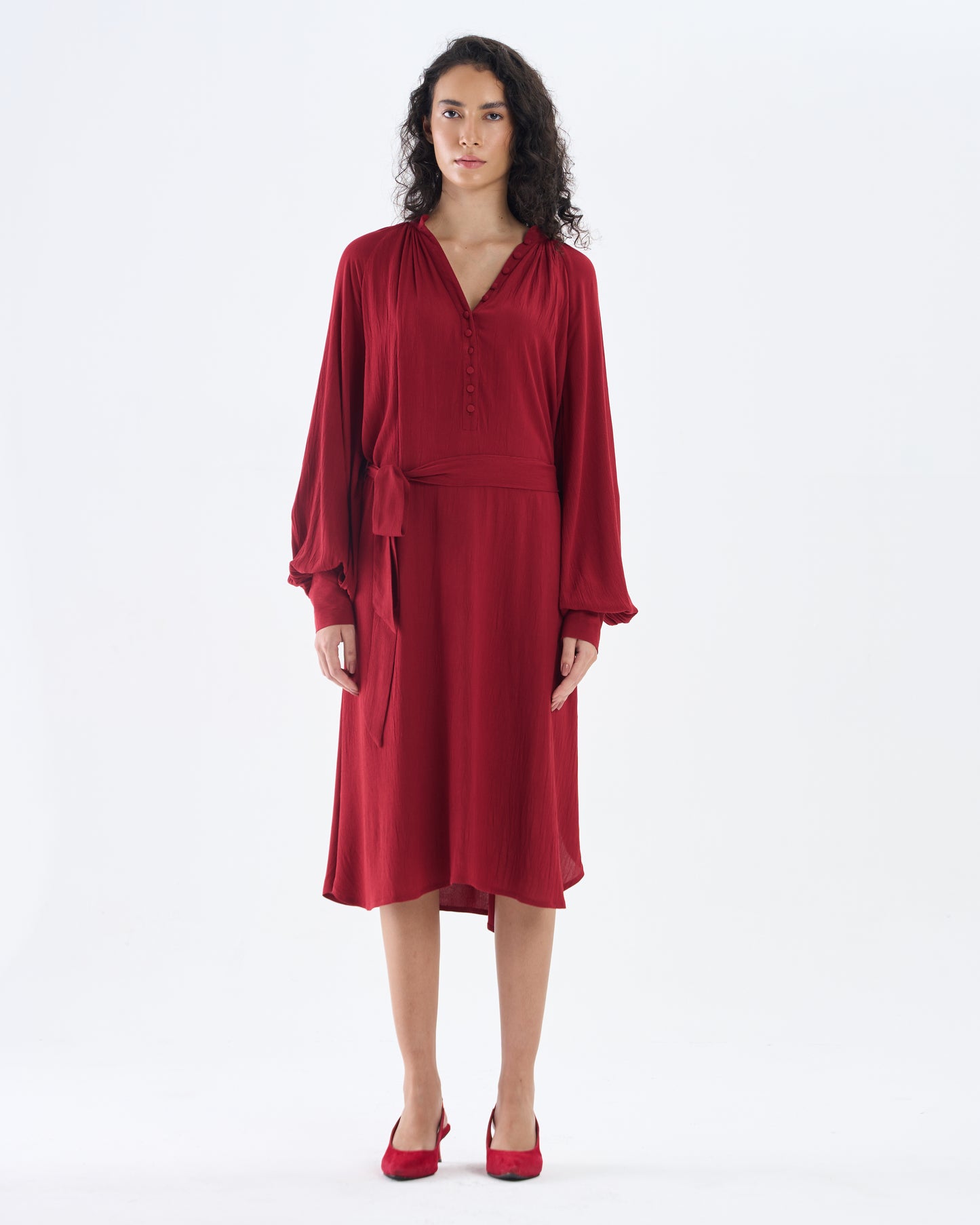 Vestido midi con cinturón rojo carmesí