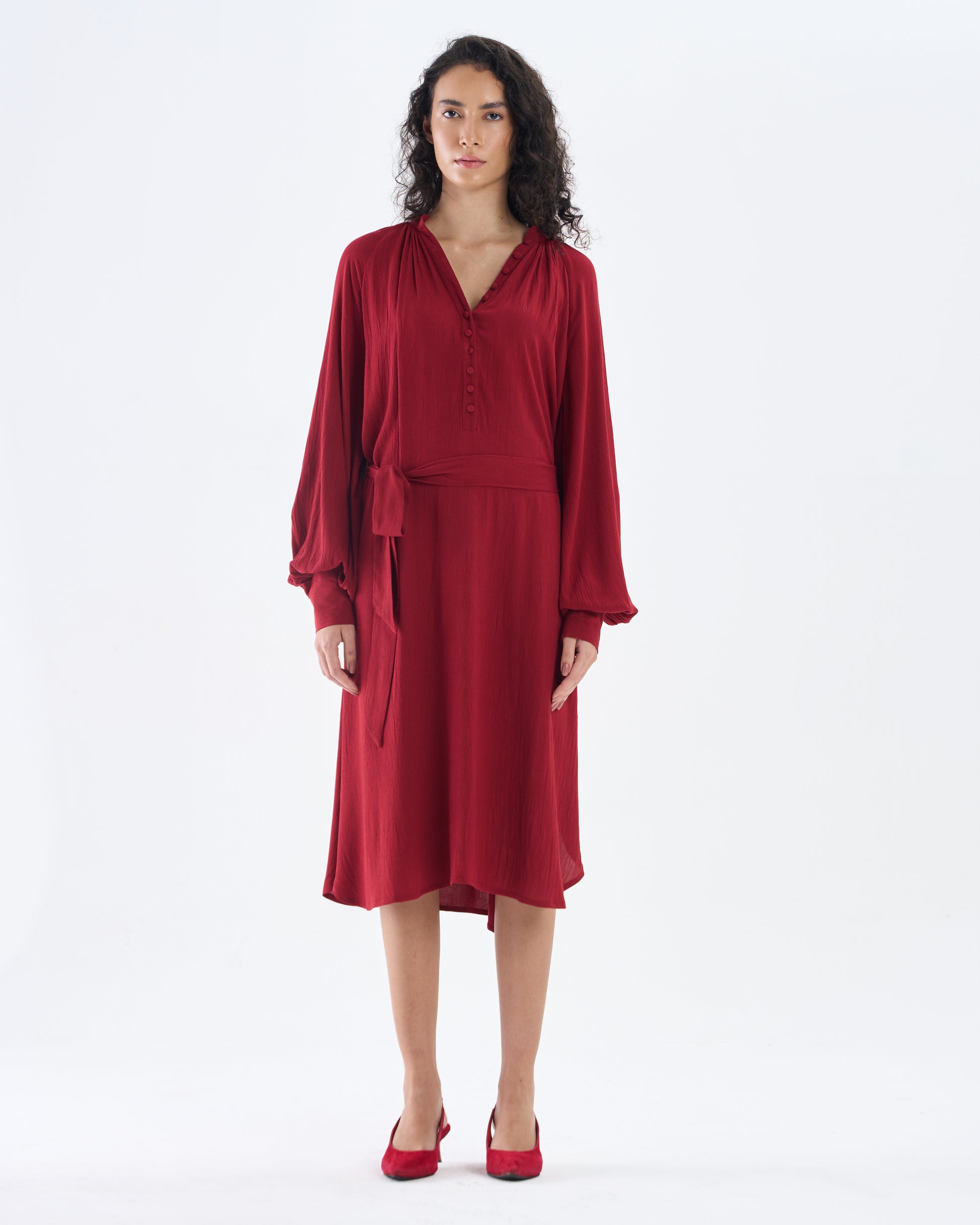 Vestido midi con cinturón rojo carmesí