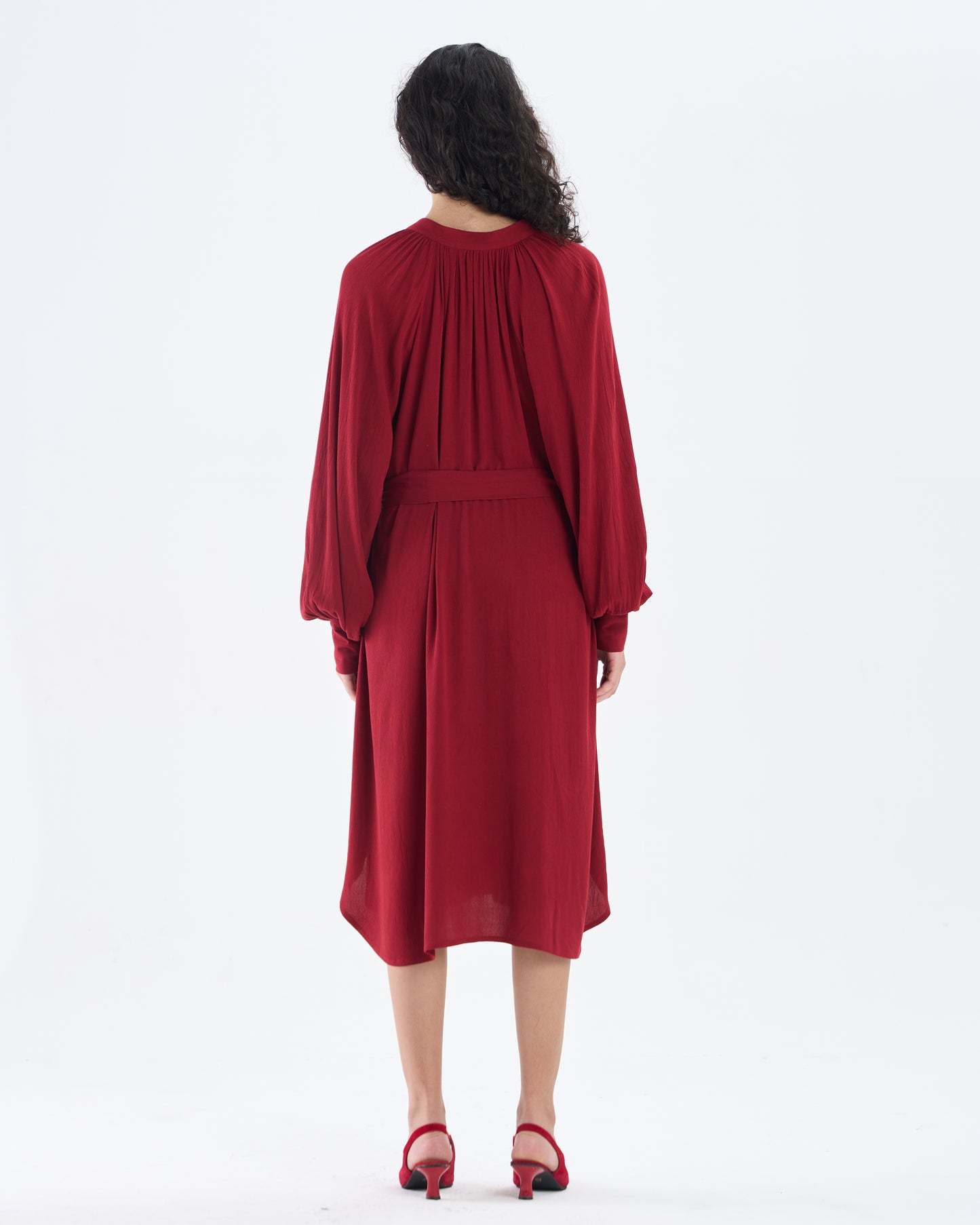 Vestido midi con cinturón rojo carmesí