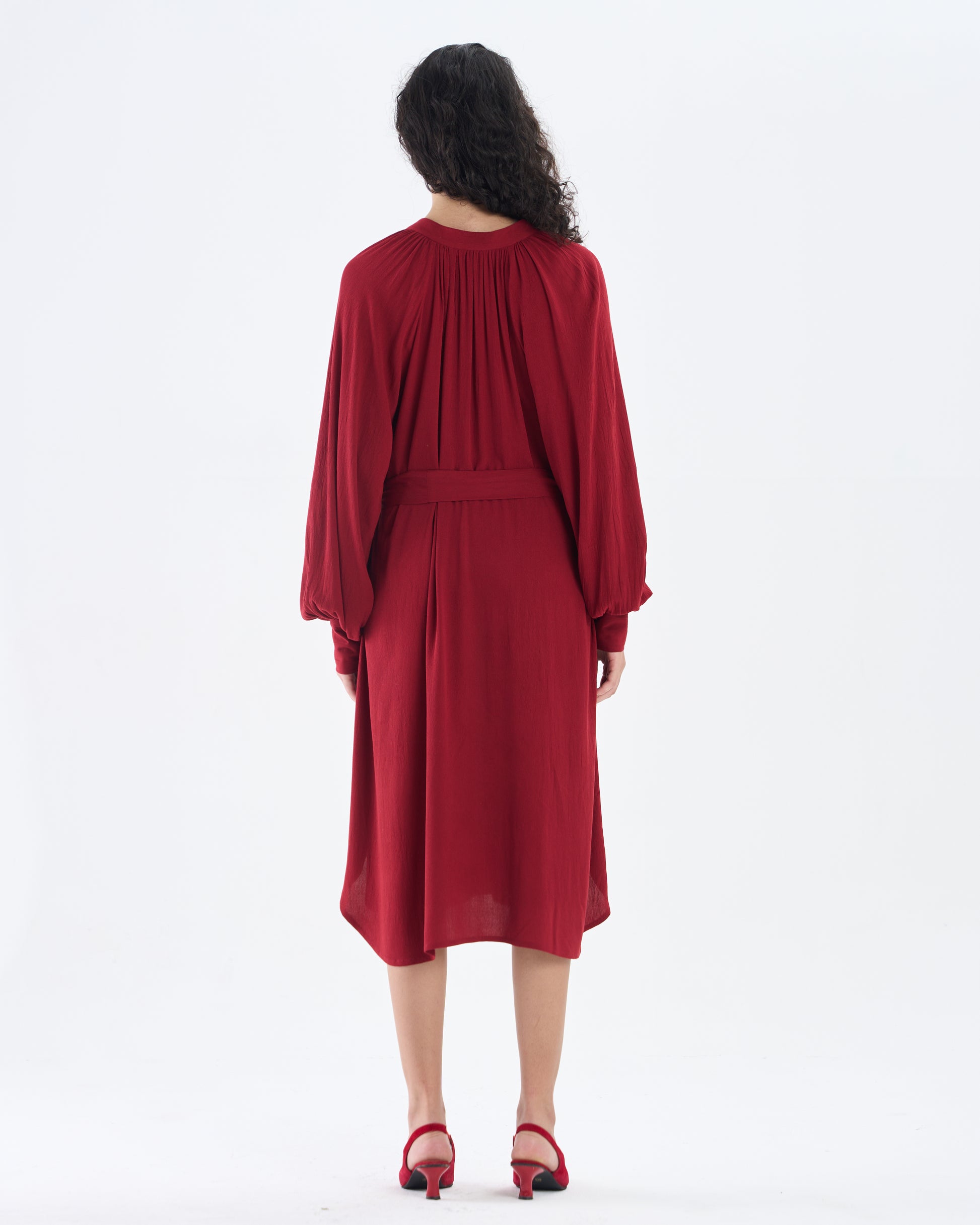 Vestido midi con cinturón rojo carmesí