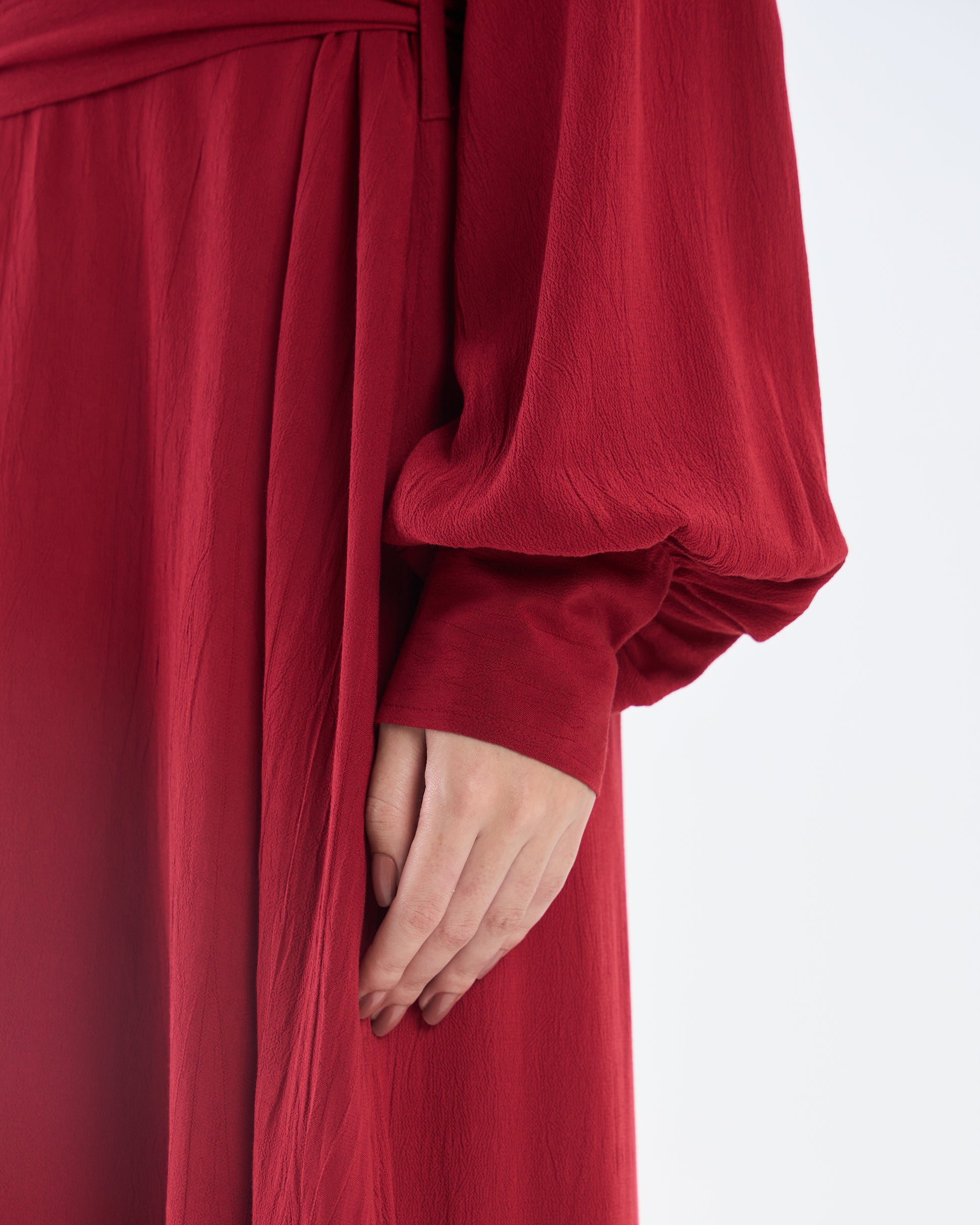 Vestido midi con cinturón rojo carmesí