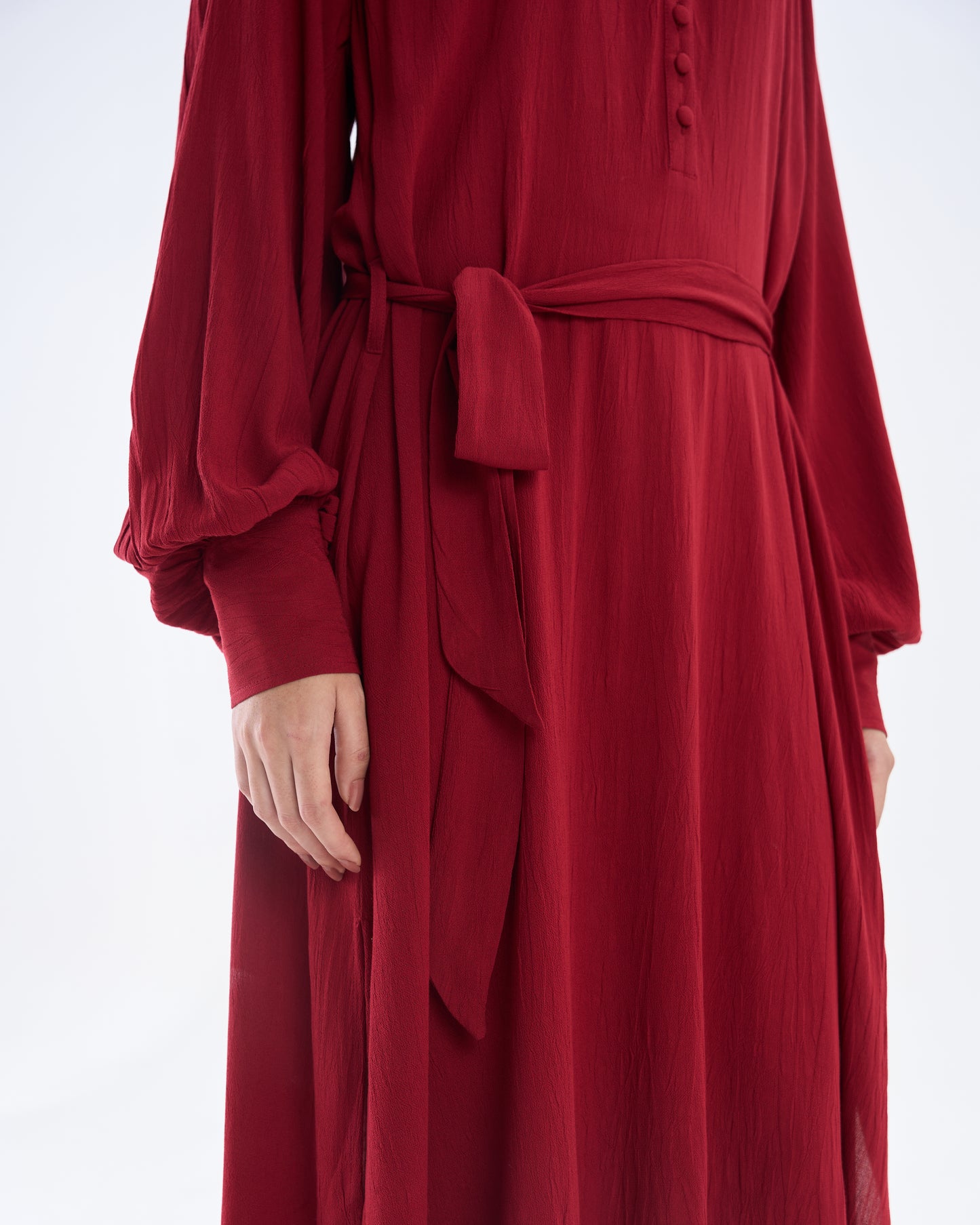 Vestido midi con cinturón rojo carmesí