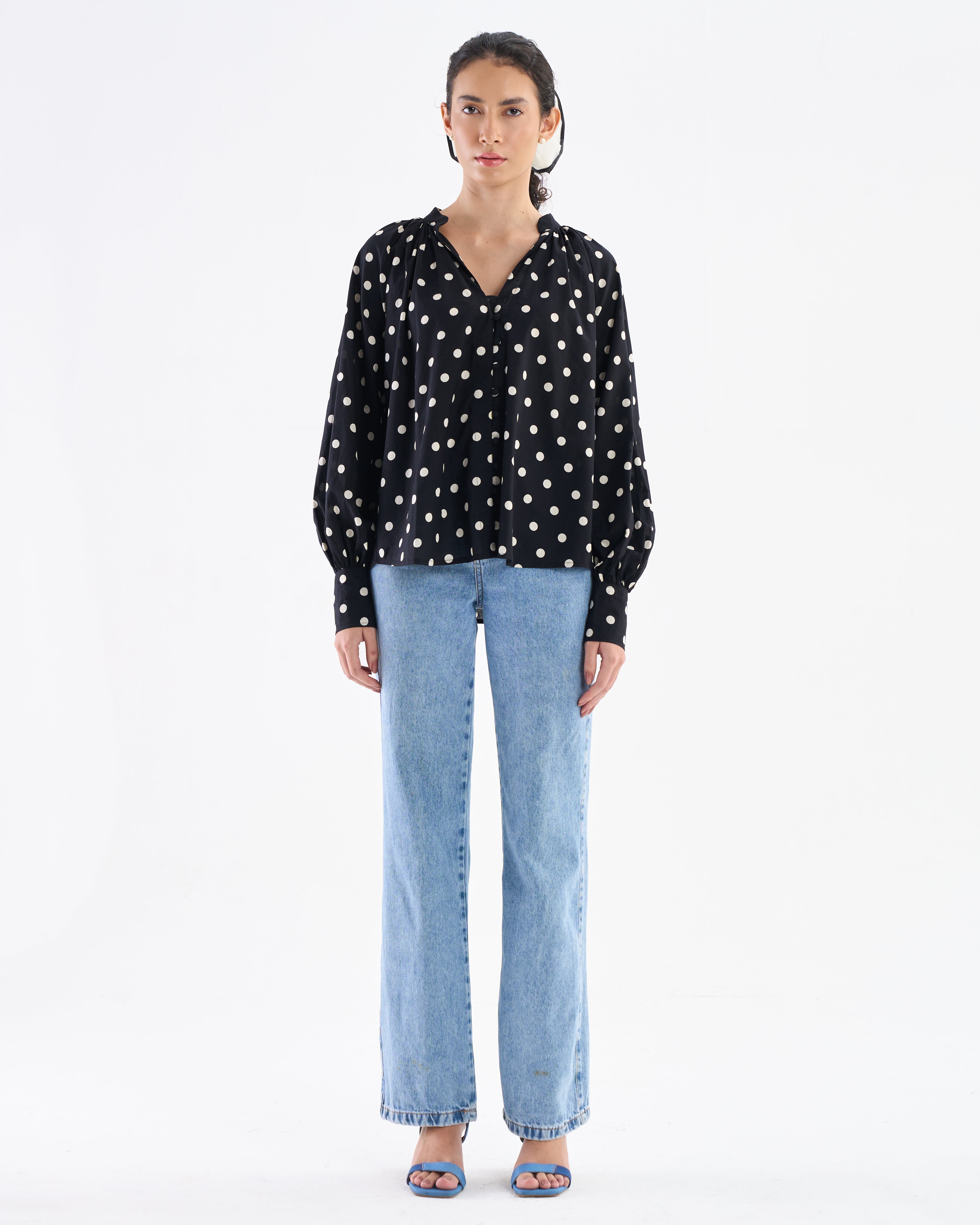Blusa clásica negra de lunares