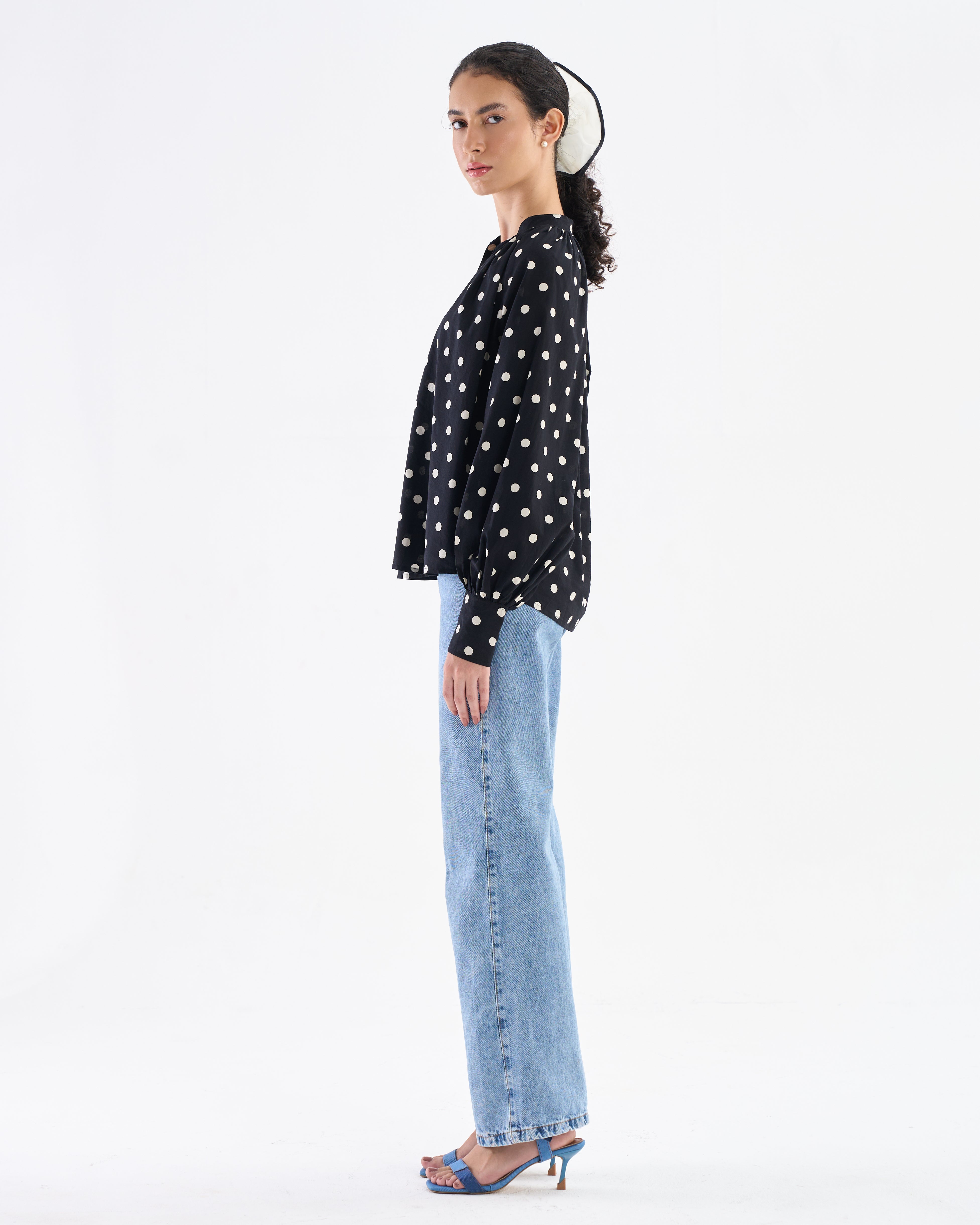 Blusa clásica negra de lunares