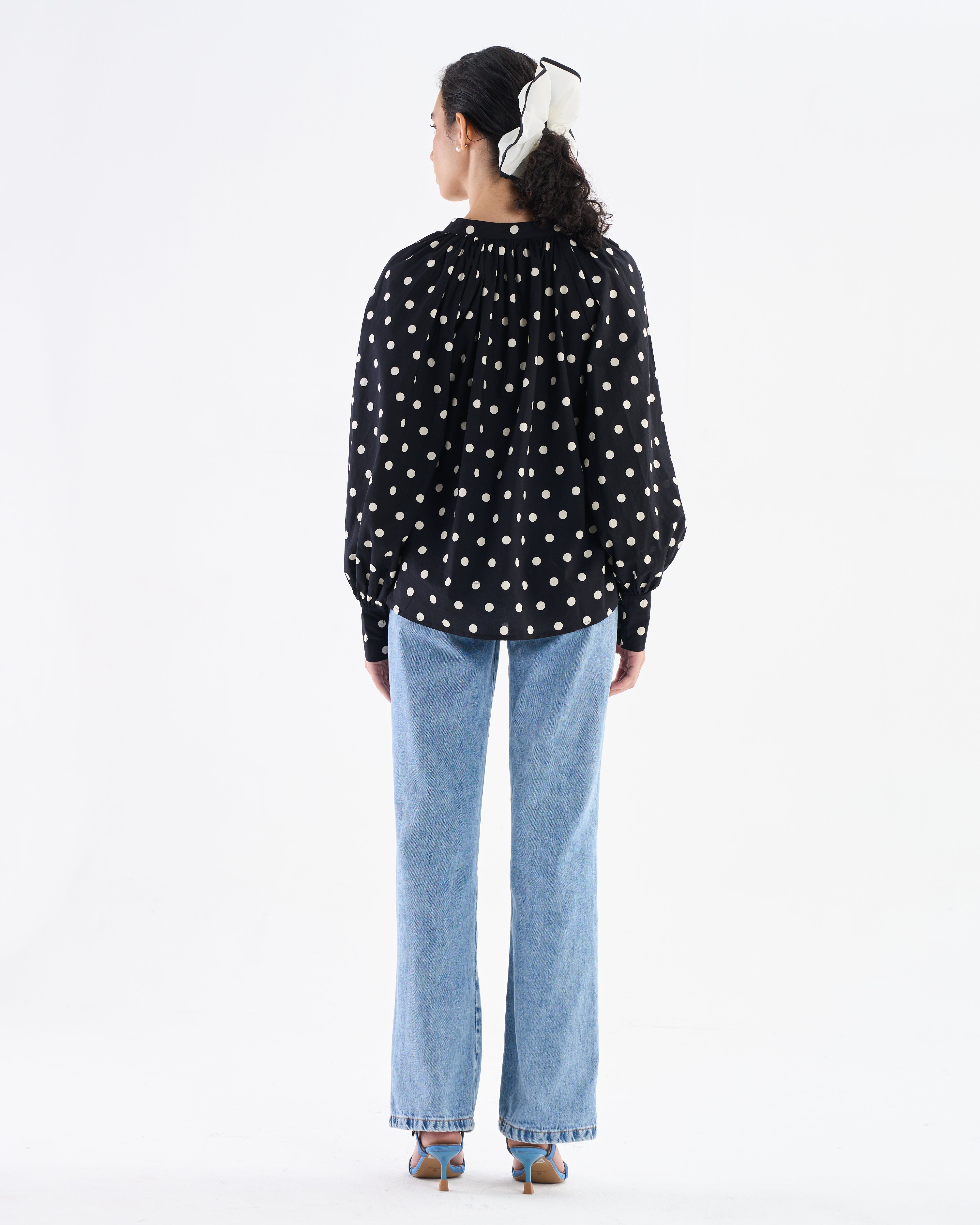 Blusa clásica negra de lunares