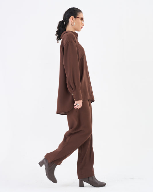 Conjunto marrón cacao con camisa holgada y pantalones anchos