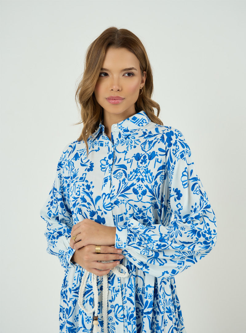 Vestido camisero con estampado floral azul y blanco