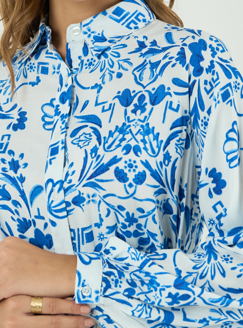 Vestido camisero con estampado floral azul y blanco