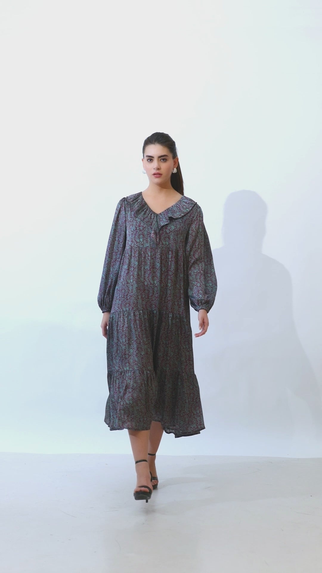 Vestido largo con cuello con volantes y estampado paisley