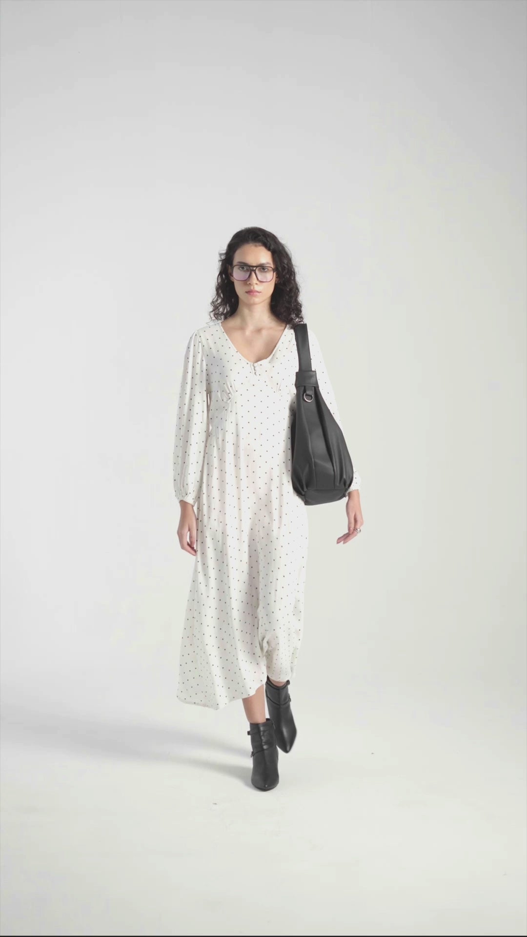 Vestido midi de lunares blancos