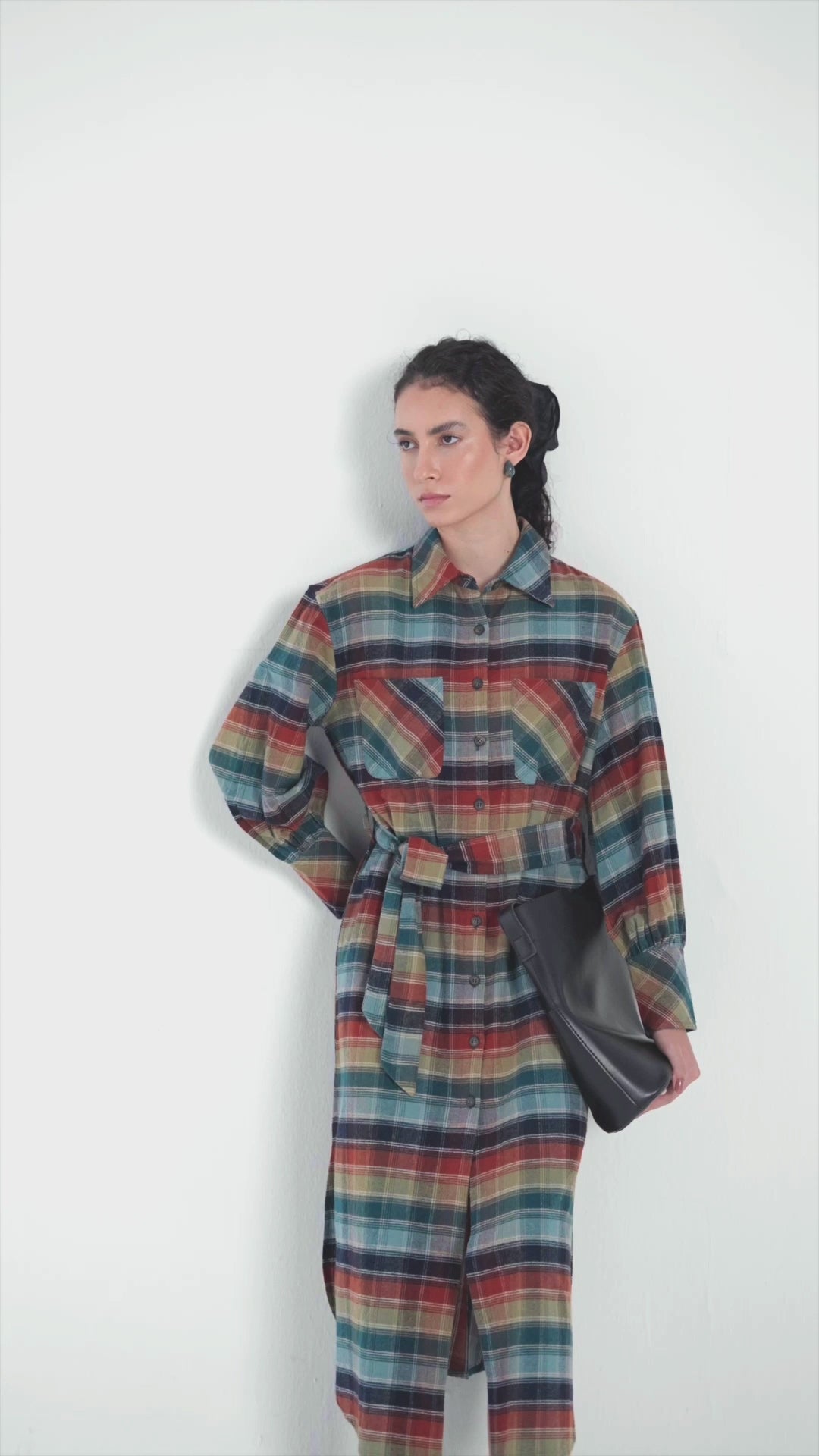 Robe chemise à carreaux multicolores avec ceinture