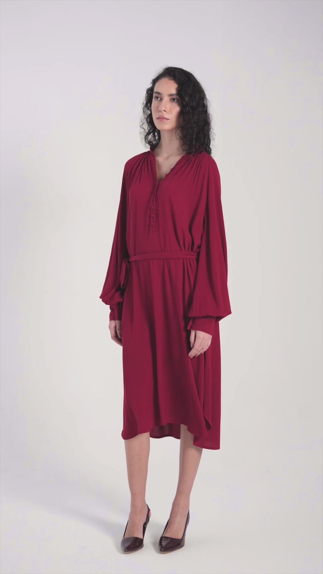 Vestido midi con cinturón rojo carmesí